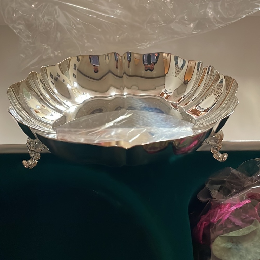 Oneida silver plate 7” footed fragrance bowl and potpourri set
